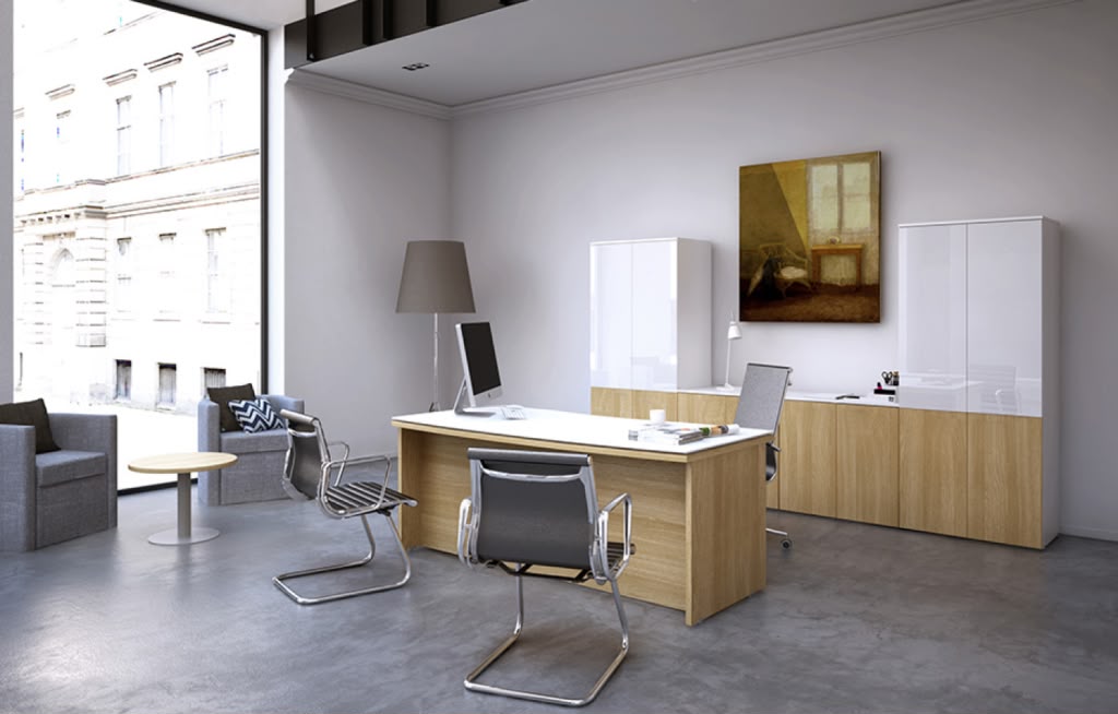 Privado empresarial equipado con escritorio y sillería